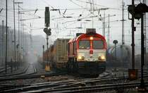 Die Class 66 DE6312  Alix  von Crossrail fhrt mit einem Containerzug von Aachen-West nach Belgien bei Regenwetter am 18.2.2012.