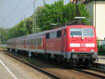 111 215 bei der Einfahrt aus Passau kommend als RB nach M�nchen Hbf. 2.5.2006