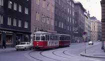 Wien Wiener Stadtwerke-Verkehrsbetriebe (WVB) SL E2 (L4 564 (SGP 1961)) IX, Alsergrund,  Schwarzspanierstraße / Währinger Straße am 20. Juli 1974. - Scan eines Diapositivs. Film: AGFA CT 18. Kamera: Minolta SRT-101.