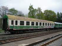 Ein 2. Klasse Wagen der DR (51 80 20-80 220-4) zusehen am 16.05.10 in Schlettau.