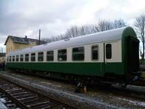 Ein 2. Klasse Wagen der DR (51 80 20-80 220-4) zusehen am 10.12.11 in Schlettau.