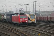 Ein etwas durcheinander in Paderborn, so das 185 144 und der Eurobahn Flirt gleichzeitig ausfahren durften am 17/02/2012 im Gbf Paderborn.