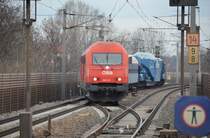 Das Highlight von heute: 2016 011 und 2016 093 fahren mit Schrittgeschwindigkeit durch die Haltestelle Rannersdorf-Lanzendorf in Richtung Wien. Am Haken haben die beiden einen Trafozug der Firma Felbermayr. 18.2.2016