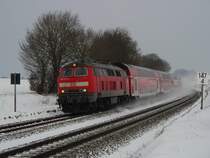 218 439-8 mit IRE 4229 von Stuttgart nach Lindau passiert am 10.02.2012 zwischen Biberach (Riß) und Bad Schussenried bei Wattenweiler die Wasserscheide zwischen Donau und Rhein.