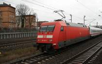 19.02.2012 Ein Ersatzzug mit 101 133-7 kurz vor der Einfahrt in den Bahnhof Berlin - Sdkreuz von Hauptbahnhof kommend. Im Hintergrund Gebude der Kaserne des II. Eisenbahnregiments / Militrbahn nach Jterbog.