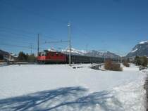 Entlastungs-IC 10567 mit der Re 4/4 II 11208, 3 B EWII, 6 Bpm51 und 3 A EWIV in Landquart, 18.02.2012.