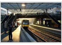 . Gegenlicht -

Ein Stadtbahnzug fährt in die Haltestelle Bad Cannstatt-Wihelmsplatz ein.

10.01.2005 (M)