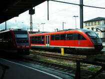 Ein Triebwagen der Baureihe 642 (rechts) und ein Triebwagen der Baureihe 612 (links) stehen am bahnsteig im Hbf Erfurt.