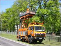 Zur Zeit befindet sich der Bau der sogenannten Nordstadtbahn in der Endphase, Er�ffnung soll Ende Mai 2006 sein. Am 02.05.2006 waren die Arbeiten zur Installation der Oberleitungen in vollem Gang. Das Fahrzeug auf dieser Aufnahme ist Zweiwege-f�hig.