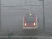 SBB ICN kommt aus der nebelwand am 14.12.02 in St.Gallen
