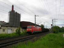 152-188 mit einem G�terzug vor der Kulisse der Firma Steuler nahe des R��lesweges in M�hlacker. 13.5.06