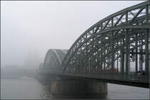 Stahl und Nebel -

Die Kölner Hohenzollernbrücke fast ohne Dom.

19.03.2005 (M)