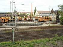 Das Aufr�umen nach der Brandkatastrophe im Ringlokschuppen von N�rnberg am 17./18. Oktober 2005, wo ein Gro�teil der deutschen Eisenbahngeschichte verbrannte, geht weiter. Nachdem die Geb�udereste weitgehend beseitigt sind, wird der Blick auf die ausgegl�hten Fahrzeuge freier. Einige Exponate, wie z.B. der historische Adlernachbau von 1935, sind bereits geborgen.

