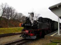 D�llnitzbahn 99 1574-5 mit der DBG 206 nach M�geln, im Bf Oschatz; 02.01.2012