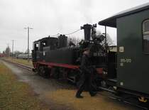 Ob das der  Wilde Robert  ist? Der Lokf�hrer der 99 1574-5 kurz vor der Abfahrt der DBG 209 nach Oschatz im Bf M�geln; 02.01.2012