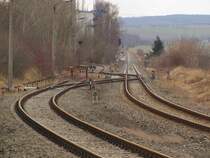 Ungew�hnliche Gleisf�hrung zur Anschlussbahn ins Zementwerk Karsdorf. Das rechte Gleis ist das Streckengleis der Unstrutbahn; 19.02.2012