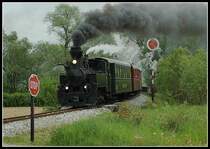 Der „Stainzer Flascherlzug am 13.5.2006. Aktuell steht dort bei Dampffahrten die ehemalige rum�nische Waldbahnlokomotive 764.411 Model Resita Nr. 619 BJ 1986 im Einsatz. Die S 11, die lange Jahre Dienst auf der Strecke zwischen Stainz und Preding-Wieselsdorf versah, steht zur Zeit nicht betriebsbereit im Lokschuppen in Stainz. Auf dem Bild befindet sich der Zug bereits auf der R�ckfahrt von Preding nach Stainz im Bereich Wohlsdorf.

Falls jemand die gesamte Reportage vom 13.5.2006 sehen will:

http://www.bahnwelt.net/forum/thread.php?threadid=1365