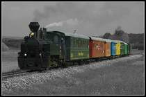 Der „Stainzer Flascherlzug am 13.5.2006. Aktuell steht dort bei Dampffahrten die ehemalige rum�nische Waldbahnlokomotive 764.411 Model Resita Nr. 619 BJ 1986! im Einsatz. Die S 11, die lange Jahre Dienst auf der Strecke zwischen Stainz und Preding-Wieselsdorf versah, steht zur Zeit nicht betriebsbereit im Lokschuppen in Stainz. Am Foto befindet sich der Zug kurz vor Herbersdorf.

Falls jemand die gesamte Reportage sehen m�chte

http://www.bahnwelt.net/forum/thread.php?threadid=1365