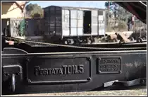 Mit Gl�ck k�nnte der Kranwagen den G�terwagen im Hintergrund hochheben. (31.01.2012)