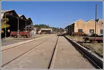 Ausbesserungswerk Asmara. Mittels Schiebeb�hne k�nnen ca 20 Geleise im Freien und in Hallen erreicht werden. Ausser ein paar rostigen Exponaten ist allerdings nicht viel zu sehen und trotzdem scheint die ganze Anlage gepflegt und in Betrieb zu sein. (31.01.2012)