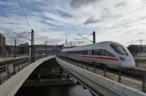 Hier 411 081-2  Horb am Neckar  als ICE1533 von K�ln Hbf. nach Berlin Ostbahnhof mit 411 077-0  Rathenow  als ICE1543 von K�ln Hbf. nach Berlin Ostbahnhof, bei der Ausfahrt am 25.2.2012 aus Berlin Hbf. 