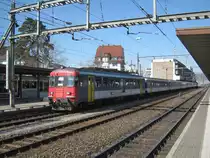 Ersatz S3 18353 in Dietikon. Anstelle eines DPZ verkehrte ein Doppel RBe Pendel mit 6 EWI Zwischenwagen. An der Spitze des Zuges ist der RBe 540 053-6, hinten der RBe 540 061-9, 29.02.2012. 