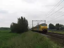 928 und 884 mit Regionalzug 16026 Den Bosch-Utrecht CS bei Houten am 11-6-2010. 