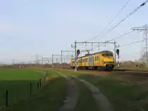 Plan V 894 mit Regionalzug 8025 Zwolle-Emmen bei Herfte am 2-4-2010. 