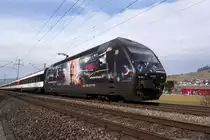 Re 460 019-3 macht Werbung f�r das Verkehrshaus in Luzern. Ich finde die Werbelok zwar interessant, aber ein wenig zu dunkel. Bei Frick AG am 28.2.2012.