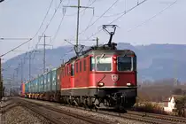Re 4/4 II 11250 und 11313 mit einem G�terzug bei Frick AG am 28.2.2012.