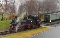 D�llnitzbahn 99 1574-5 beim umsetzen nach der Ankunft mit der DBG 208 aus M�geln, in Glossen; 02.01.2012