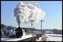 Unter dem Titel  Winterdampf �ber die Schiefe Ebene  veranstalteten die Ulmer Eisenbahn-Freunde am 12. Februar 2012 eine Dampfzugsonderfahrt durchs herrlich verschneite Pegnitztal nach Neuenmarkt-Wirsberg. Die 01 1066 legt sich hier bei der Scheineinfahrt in Harsdorf m�chtig ins Zeug... In Harsdorf stehen NOCH die alten Formsignale, aber leider wurden ein paar Meter weiter hinten schon neue Lichtsignale aufgestellt :-(