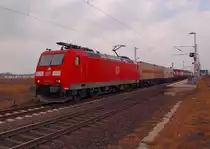 Mit einem Containerzug bei Allerheiligen ist die 185 037-9 am 25.2.2012 unterwegs.