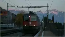 Zur Vermeidung des ungeliebten Mastschattens (siehe Kays Kommentar bei Bild 577678) habe ich heute zur Radikalkur gegriffen und erst nach Sonnenuntergang fotografiert. Neben der Re 6/6 11624  sind unter anderen im Hintergrund der Dent de Jaman und der Rochers de Naye zu sehen.
1. M�rz 2012