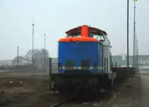 212 256-2 der NBE steht mit G�terwargen in Aachen-West im Nebel am 1.3.2012.