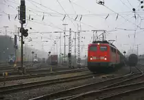 Die 140 805-3 und die 140 837-6 von der DB stehen in Aachen-West mit einem Kohlenzug und warten auf die Abfahrt in Richtung K�ln bei Wolken am 1.3.2012.
