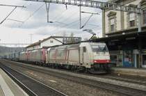Crossrail BR 185 Dreifachtraktion, 185 579+599+602, mit einem G�terzug bei Durchfahrt in Liestal, 05.03.2012.