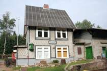 Das Empfangsgeb�ude des Bahnhofs Rennsteig im September 2005.