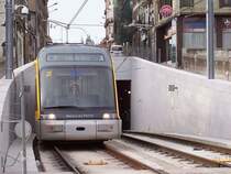 Metrozug der Linie D (gelb) verl��t den U-Bahn-Bereich unter der City von Porto und f�hrt �ber die Dom-Luis-Br�cke zur Endstation Joao de Deus in Vila Nova de Gaia. Die Metro in Porto f�hrt rechts im Gegensatz zur CP, die auf dem linken Gleis f�hrt.
