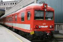 Ungarischer Dieseltriebwagen 00 55 600 4251-6 der MAV am 27.4.2006 am Wiener Westbahnhof.