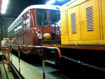 Ein VS 2.09 vor einer TGK2-E1 im Chemnitzer Eisenbahnmuseum zur Museumsnacht am 20.05.06