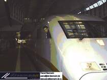 Zus�tzlich eingesetzter ICE 2 am 21. 12. 2002 im Bahnhof Kassel-Wilhelmsh�he.
An dieser Stelle noch einmal der Dank an den Zugf�hrer im Bild, mir viel �ber den ICE erkl�rte.