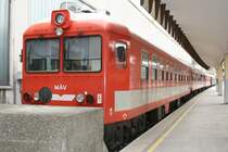 Ungarischer Dieseltriebwagen 00 55 600 4252-4 der MAV am 27.4.2006 am Westbahnhof in Wien.