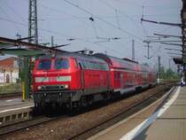 218 412 steht mit ihrem RE in Worms.