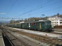 Der RBe 4/4 1405 schiebt den Dampfextrazug aus Lyss in Richtung Biel. Vor dem RBe sind 3 A EWI, 2 BLS und ein SBB, 10.03.2011.