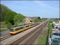 Die Zweisystem-Stadtbahn der Linie S5 mit Ziel M�hlacker hat soeben die Haltestelle Oberausstrasse verlassen und f�hrt zun�chst noch parallel zur DB-Strecke durch den Karlsruher Stadtteil Gr�tzingen. Die Aufnahme stammt vom 04.05.2006.