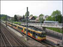 Eine Zweisystem-Stadtbahn mit dem Triebwagen 832 an der Spitze steht als Linie S5 in Richtung Pforzheim und weiter nach M�hlacker an der Haltestelle Oberausstrasse im Karlsruher Stadtteil Gr�tzingen. Die Haltestelle der Stadtbahnen der Linie S4 (Kraichgaubahn) liegt auf der Rampe etwas oberhalb der S5-Haltestelle, teilweise verdeckt durch die Rampe der Fu�g�ngerbr�cke, auf der ich bei der Aufnahme stand.