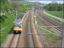Am 04.05.2006 war diese Zweisystem-Stadtbahn mit dem Triebwagen 857 an der Spitze auf der Linie S4 zwischen den Karlsruher Stadtteilen Gr�tzingen und Durlach in Richtung Karlsruhe Hbf unterwegs. Die Aufnahme erfolgte von der Stra�enbr�cke aus, die auf dem vorherigen Bild im Hintergrund zu sehen ist. Bei der Bahnstrecke, die rechts zu sehen ist, handelt es sich um die DB-Strecke zwischen Karlsruhe und Pforzheim. In diesem Bereich befindet sich auch die Systemwechselstelle von dem Gleichstrom des Karlsruher Stra�enbahnnetzes hin zu dem Wechselstrom des DB-Netzes.