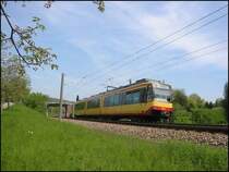Am 04.05.2006 war diese Zweisystem-Stadtbahn auf der Linie S5 in Richtung S�llingen unterwegs. Der Standort der Aufnahme liegt zwischen den Karlsruher Stadtteilen Durlach und Gr�tzingen.