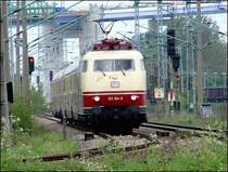 103 184-8  als TEE79829 aus Binz (-nach K�ln) kommend. Hier zu sehen zwischen Bahnhof R�gendamm und Hbf Stralsund. (am 21.05.06) 